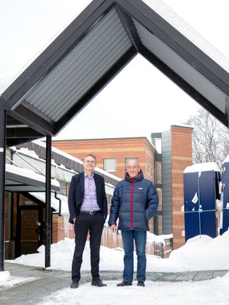 Egil Tjåland, instituttleder ved geovitenskap og petroleum på NTNU, og Jon Kleppe, professor i petroleumsteknologi ved NTNU mener at fremtidens petroleumsutdanninger må ha fokus på etiske perspektiver i olje- og gassbransjen. Foto: Marthe Svendsen