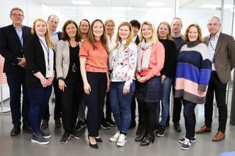 Fra venstre foran: Ingrid Hoemsnes (Mesta) Anne Thorbjørnsen (Veidekke), Metha Leonhardsen (Mesta) Marianne Stang Hauge (Skanska) Sif Løvdal (AF Gruppen), Line Solberg Martinsen (BetonMast) Christina Johansen (NCC). Fra venstre bak: Arne Roald Larssen (Mesta) Eirik Gjelsvik (Backe gruppen), Andrea Nes (NCC), Kari Sandberg (EBA), Margrete Herberg (Betonmast), Per Arne Berge (Mesta), Ole Henrik Ystehede (EBA) Foto: Eskil Sand, Mesta