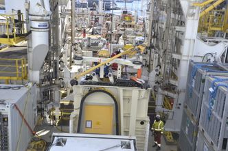 Den z-formede røret som skal sveises inn mellom stigerøret og oljerøret  på havbunnen på Johan Sverdrup-feltet, er her underveis om bord i konstruksjonsskipet North Sea Giant. Foto:  Geir Ove Tveit/North Sea Shipping