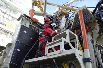 Sveiseroboten som skal gjøre jobben under vann, klargjøres på dekket om bord i overflatefartøyet. Fra venstre: Sevald Vestre og Kjetil Hansen (PRS JV). Foto:  Thomas Førde