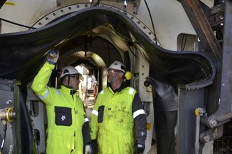 Dette kammeret eller habitatet settes ned på havbunnene over sveisepunktet og tømmes for sjøvann slik at sveisingen skjer i tørt miljø. Fra venstre: Kjell Edvard Apeland som er Equinors prosjektleder og Hans Olav Knagenhjelm som er Equinors material- og sveisekontrollør under operasjonen. Foto:  Thomas Førde