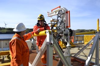 Dette utstyret skal brukes under vann til å maskinere rørendene før sveising.  Fra venstre: Offshore Manager Roger Tislevoll og ledende ingeniør Erik Opheim Rognøy. Foto:  Thomas Førde