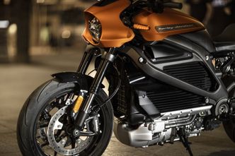 For Harley Davidson representer Livewire nesten en revolusjon. Stålrammen er erstattet av aluminium, 45 graders V-twin er byttet mot trefaset asykron elmotor og over den sitter en batteripakke. Foto: Josh Kurpius/Harley Davidson