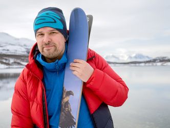 Bjarte Hollevik (40) har utviklet hodelykter, ski og skibindinger. Alle produktene er resultat av egne frustrasjoner med produktene han brukte. Foto:  Marthe Svendsen