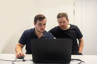 Rørlegger Morten Holen (t.v.) og fagansvarlig Odd Magnus Guldal på Fagskolen Oslo Akershus avd. Vestby er godt fornøyd med Wavins innholdspakker til BIM-Revit