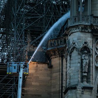 Tirsdag 16. april er brannen slokket helt. Kronerullingen til restaureringsarbeidene har allerede innbrakt flere milliarder kroner. Foto:  Kamil Zihnioglu