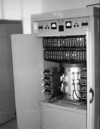 I midten av skapet vises den magnetiske trommel-hukommelsen til Frederic. Foto: Norsk Teknisk Museum/Rolf A. Strøm