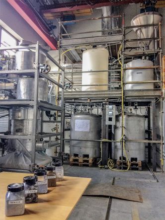 Testanlegg: I testanlegget til OiW Prosess på Herøya har de utviklet det de kaller et "poleringstrinn" hvor de lager produkter av alt flyveasken. Foto:  OiW