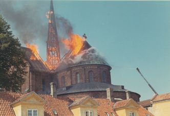 I 1968 brant taket på Roskilde Domkirke, bygget mellom 1170 og 1250, og spiret gikk tapt. Foto: Roskilde Domkirke