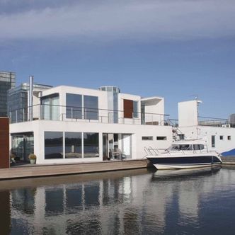 Hver bolig vil disponere egen båtplass. – Båten kan fungere som anneks, foreslår Hans Olav Tangen. Illustrasjon: Marinetek