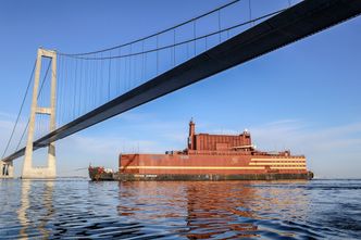 Under broa: Akademik Lomonosov, som er oppkalt etter en kjent russisk vitenskapsmann på 1700-tallet, vinner neppe noen skjønnhetskonkurranser. Foto:  Akademik Lomonosov