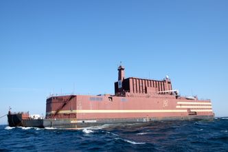 Forbi Norge: Før kraftverket fikk lastet inn atombrenslet, ble det tauet forbi Norge fra byggeplassen i St. Petersburg. Foto:  Bellona