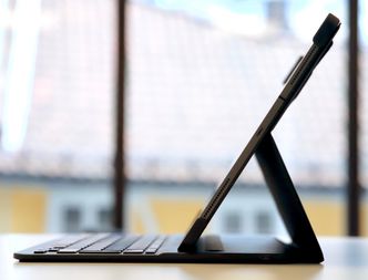 Tastaturdekselet kan brukes i tre ulike posisjoner. Foto: Kurt Lekanger, Digi.no