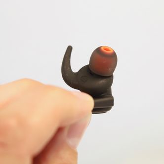 Creative Outlier One Plus benytter 6 mm høyttalerelementer med neodymium-magneter. Det følger med tre ulike silikonpropper og to ulike «finner» som holder øreproppene på plass. Foto: Kurt Lekanger, digi.no