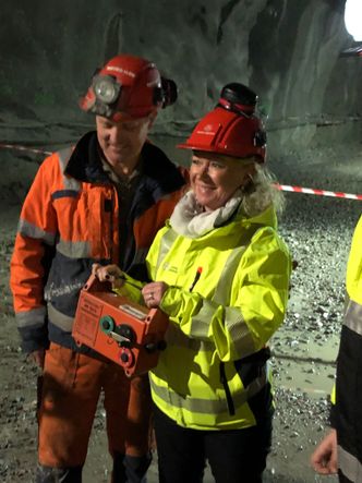 Oddveig Kipperberg (seksjonsleder vei avd. for samferdsel Trøndelag Fylkeskommune) fikk æren av å¨fyre av siste salva i Slørdalstunnelen. Foto: Hlynur Gudmundsson, Statens vegvesen