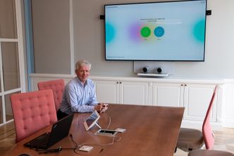 Vidar Utne viser frem Webex-løsningen med to kameraer, som kan fokusere på flere objekter samtidig. Foto:  DeltaV