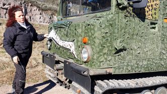 Lisa Nigran, markedsdirektør i Saab Barracuda, viser fram BV206-testvogn med to lag mobil kamuflasje. Foto: Per Erlien Dalløkken