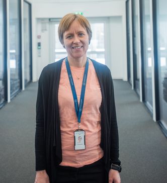 Farmasøyt Liv Johanne Wekre har tro på at Helseplattformene blir enda mer sikrere å bruke enn dagens system og viser til at det som omhandler legemidler er et eget satsingsområde i Helseplattformen. Foto: Havard Zeiner