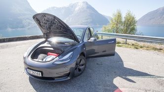 Tesla Model 3 har bagasjerom under panseret. Foto: Marius Valle