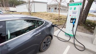 50 kilowatt og høy pris på ladestasjon åpen for alle. Foto: Marius Valle