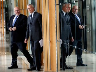 Finansminister Bruno Le Maire (t.h.) fra Frankrike og nærings- og energiminister Peter Altmaier fra Tyskland i Paris torsdag. Tyskland og Frankrike la fram detaljer om en plan for å skape en ledende europeisk batteriindustri, fra utvinning av råmaterialer til resirkulering. Foto: AP Photo/Christophe Ena/NTB Scanpix