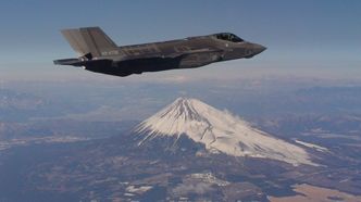 Det andre japanskbygde F-35A (AX-6) ved Fuji-fjellet på vei fra fabrikken i Nagoya til Misawa-basen. Foto:  JPO