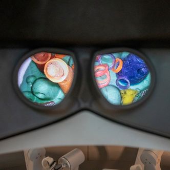 Kirurgen har svært god oversikt inne i pasienten gjennom det stereoskopiske kameraet og de to skjermene. Foto:  Odd R. Valmot