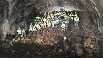 Mandag ettermiddag skjøt NCC gjennomslagssalven i Eysturoytunnelens løp mot Rokin på Færøyene. Foto: NCC