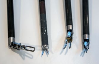 I tillegg til kameraet, som en av robotarmene posisjonerer inne i pasienten, kan legen bruke tre instumenter som disse som holder vev, holder nåler og klipper vev med varme. Foto:  Odd R. Valmot