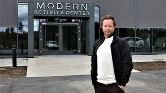 Eskild Andersen utenfor bygget han selv har tegnet. Foto:  Knut Bjørheim