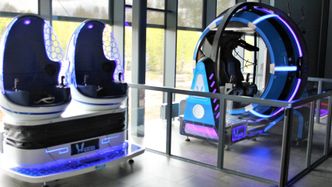 Modern Activity Center har også en liten fornøyelsespark med VR-spill, klatrevegg og stasjonære reserbiler. Foto:  Knut Bjørheim