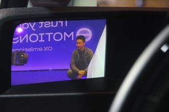 I stedet for å skotte ut av vinduet og se i sidespeilene, kan du sjekke skjermene på innsiden av bilen om hva som foregår bak deg. Foto:   Ole Petter Pedersen