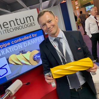Håvard Bjørkøy Johnsen er CEO i Momentum Technologies. Her med den enkle, men smarte vibrasjonsdemperen som nå avventer sertifisering. Foto: TU Media
