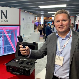 Kåre Olav Krogenes i Icon Instruments har et utall av baller i havet. Her med pluggen som er utviklet for å overvåke trykk og temperatur i borehull. Foto: TU Media