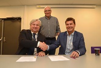 Regionvegsjef Kjell Inge Davik gratulerer Eivind Iden i Presis Vegsjef med Hallingdal-kontrakten, assistert av Bjørn Nyhus i SVV. Foto:  Kari Liheim Sund/Statens vegvesen