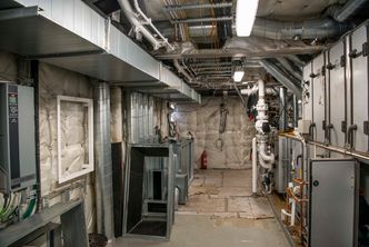 I skipets tekniske rom er det isolasjon bak duken mot skroget. Duken beskytter isolasjonen, samtidig som konstruksjonen veier lite og virker akustisk regulerende. Foto:  GLAVA®/Metro Branding