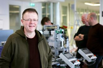 Prosjektleder Tommy Hvidsten sier at elevene kan lage en rekke enkle produkter i det digitale laboratoriet. Foto:  Hans Haugstad