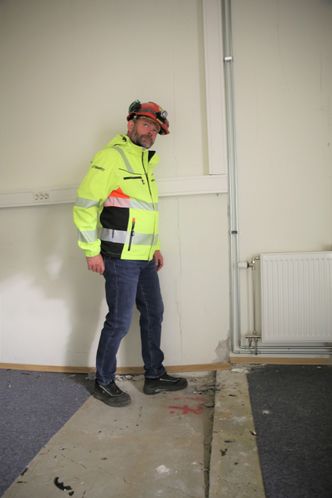 Prosjektleder Per Kristian Hegg viser høydeforskjell i overgang mellom nytt og gammelt bygg. Foto:   Ida Oftebro/Teknisk ukeblad