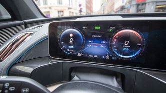 Bilen oppgir forbruket til 25,4 kWh/100 km etter 64 km. Foto: Marius Valle