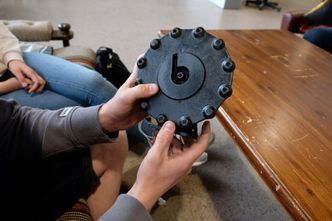 De unge oppfinnerne har bygd trimhjulet helt fra bunnen. Det er utstyrt med motor, sensor og servo og trimmer elevatoren på flysimulatoren. Foto: Heidi Hattestein