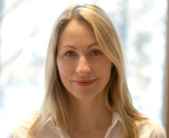 – Dersom det blir mulig å lage menneskelige kjønnsceller av andre celler, vil det endre assistert befruktning slik vi kjenner det i dag, sier Elisabeth Gråbøl-Undersrud, seniorrådgiver i Bioteknologirådet. Foto: Bioteknologirådet