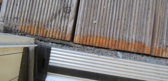 Dårlig utførte avslutninger, beslag og oppkanter gjør at fukt trenger inn i konstruksjonen på Øvre Slettheia barnehage. Foto: Tiril Bjønnes, Kristiansand kommune