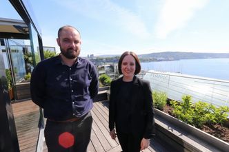 Nissans nordiske elbildirektør (t.h) Krista Honkimäki og produktsjef elbil Niko Tillan. Foto:  Marius Valle