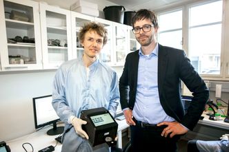 Biofysiker Sebastian Stenmark og administrerende direktør Lars Halvor Langmoen i et av laboratoriene hvor de utvikler teknologien bak den superraske blodtesten. Foto: Tormod Haugstad