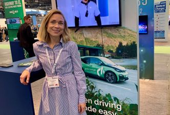 Markedssjef Hanne Watts i Grønn Kontakt er på plass under verdens største elbilkonferanse, EVS i Lyon. Hun kan fortelle om ambisiøse planer for lynlading. Foto: Svein-Erik Hole