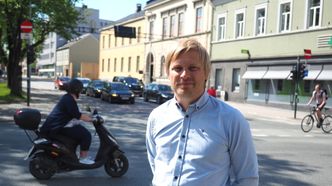 – En sender i hybridbilen kan fortelle myndighetene hvor langt bilen har kjørt og hvilket drivstoff den bruker. Slik kan vi oppnå både bedre luftkvalitet og en mer rettferdig veiprising, forklarer forsker Petter Arnesen i SINTEF. Foto:   Christina Benjaminsen, Gemini.no/SINTEF