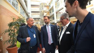 Medgrunnlegger i Ut-prosjektet, Willy G. Hernes (til venstre) ser fram til å samle de beste hodene innen kunstig intelligens på ett sted. Her står han sammen med digitaliseringsminister Nikolai Astrup (H) og Milan og Oscar Marković i Sealab Ocean Group. Foto: Håvard Zeiner