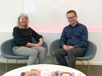 Visedekan Hilde Nebb ved det medisinske faktultet og Bjarte Reve fra Nansen Neuroscience Network har sammen utviklet en strategi for å få økt verdiskaping og flere produkter fra forskning som skjer i de medisinske fagmiljøene. Med seg på laget har de fått både NTNU i Trondheim og Karolinska Institutet i Stockholm. Begge vektelegger behovet for en kulturendring i akademiske miljøer. Foto: Joachim Seehusen