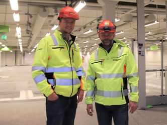 Prosjektsjef Kristian Gjestemoen og prosjektleder Per Kristian Hegg er snart klare for å rive opp gulvet i første etasje på Gulskogen senter. Foto:   Ida Oftebro/Teknisk ukeblad