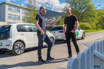 Svitsj: Gunnar Birkenfeldt (t.v) fra imove.no har kommet hjem til Erik Melvær for å bytte kundens e-Up i en større e-Golf. Foto: Paal Kvamme
